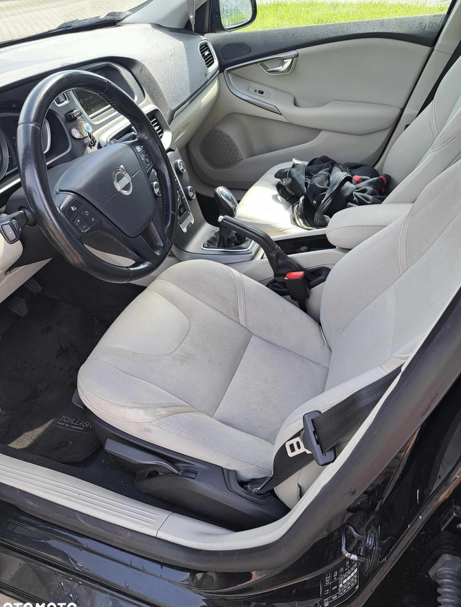 Volvo V40 cena 31900 przebieg: 240000, rok produkcji 2014 z Warszawa małe 29